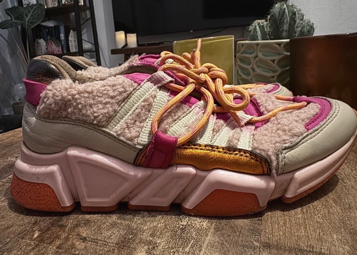 Trendy roze sneakers met teddy stof en oranje accenten, Ophalen of Verzenden, Gedragen, Roze, Sneakers of Gympen