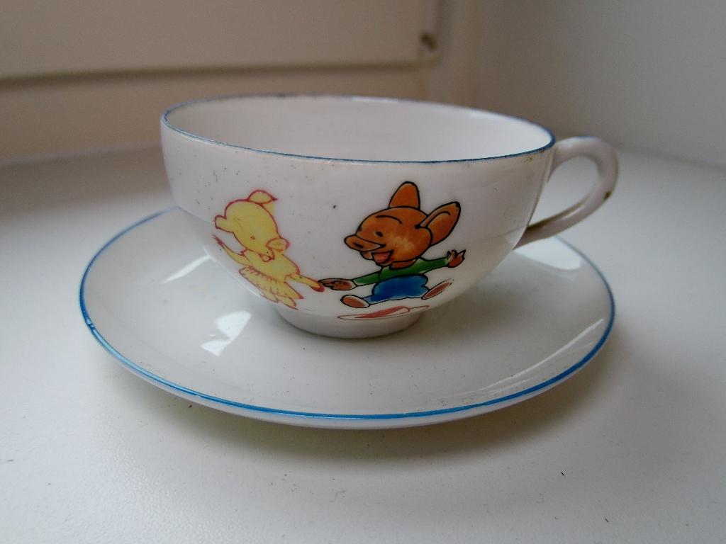 Vintage kinderservies kop en schotel dansende varken en beer, Verzenden