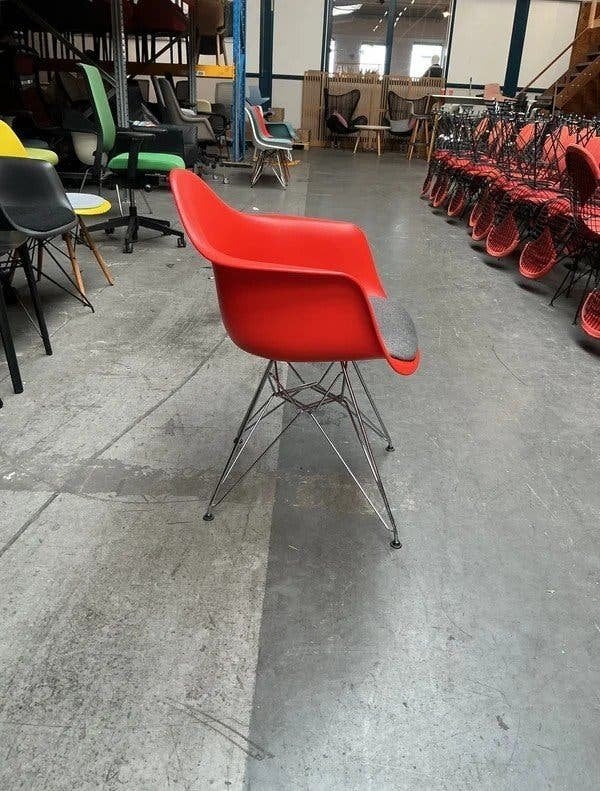 Vitra Eames Dar Design Stoel | Rood/Grijs Gemêleerd | Chroom, Gebruikt, -, -, Ophalen of Verzenden