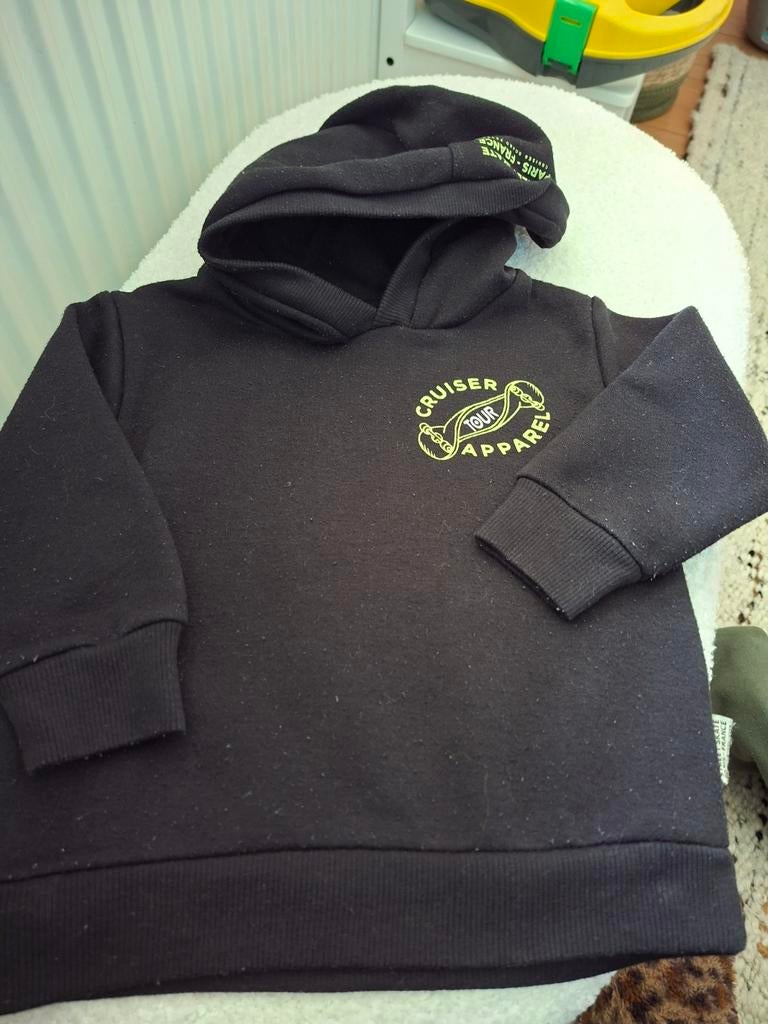 Zwarte Zeeman sweater met capuchon en groene tekst - maat 92, Kinderen en Baby's, Kinderkleding | Maat 92, Zeeman, Gebruikt, Jongen of Meisje