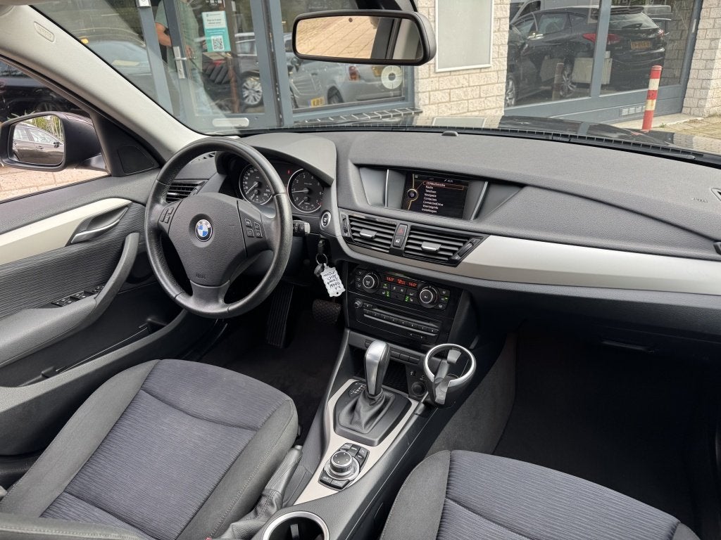 BMW X1 sDrive18i Executive | Automaat | Trekhaak Nieuwe Kett, Auto's, Euro 6, 4 cilinders, 150 pk, Zwart