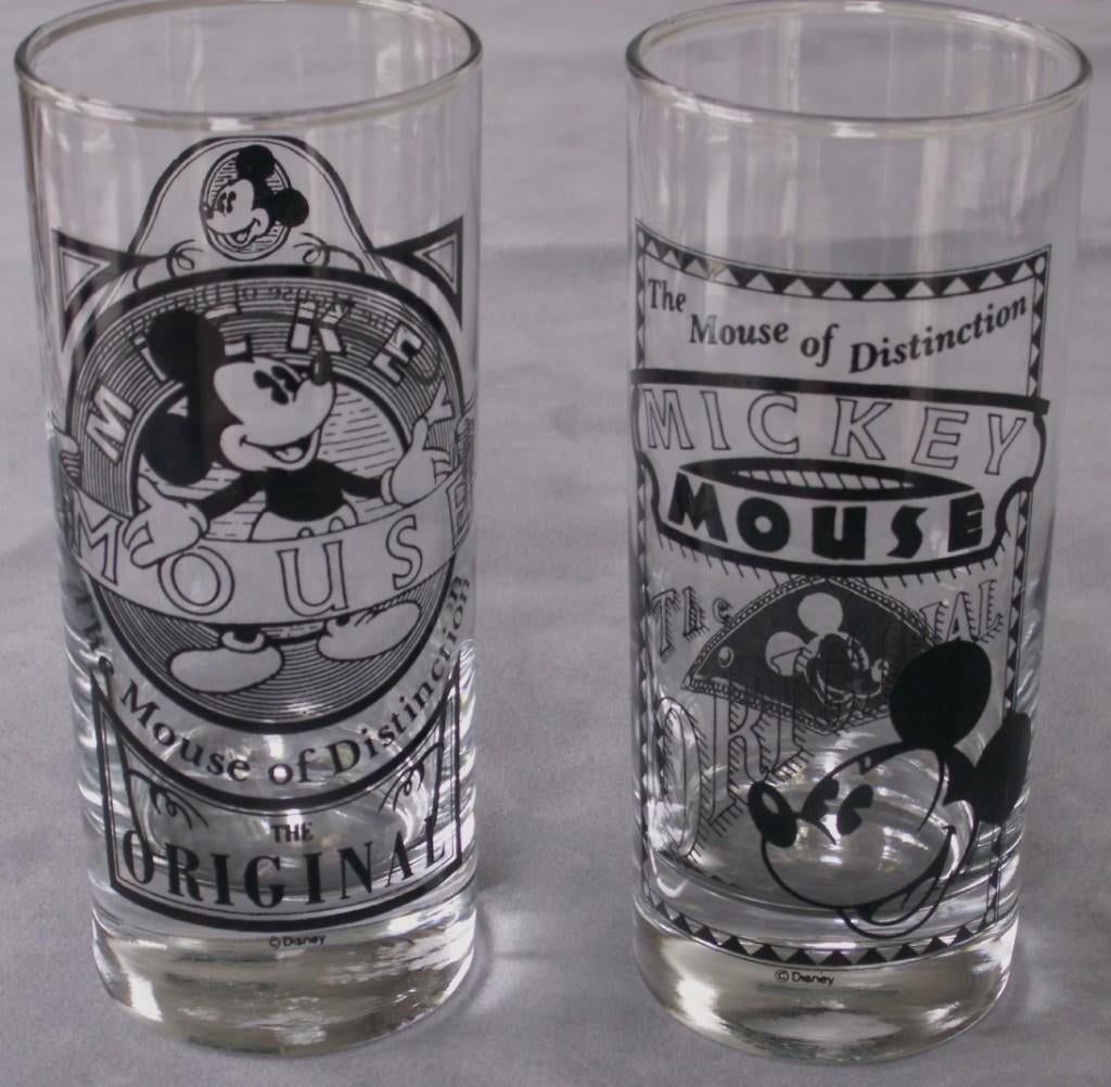 2 vintage glazen The Mickey Mouse of Distinction zwarte opdr, Ophalen of Verzenden, Overige figuren, Nieuw, Beeldje of Figuurtje