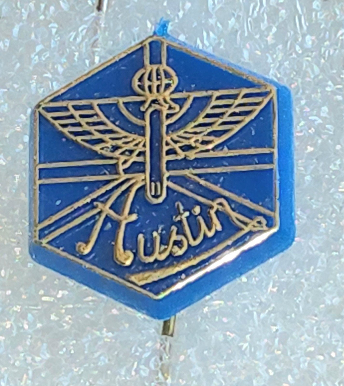 Vintage Austin Speldje - Blauw met Gouden Details, Verzamelen, Ophalen of Verzenden, Gebruikt, Overige onderwerpen, Speldje of Pin