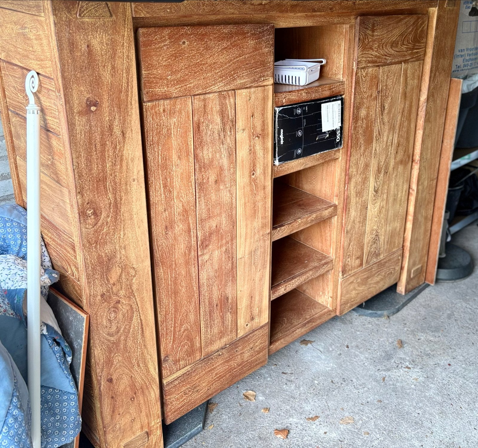 Houten acacia kast met legplanken en open vakken, Ophalen, Gebruikt