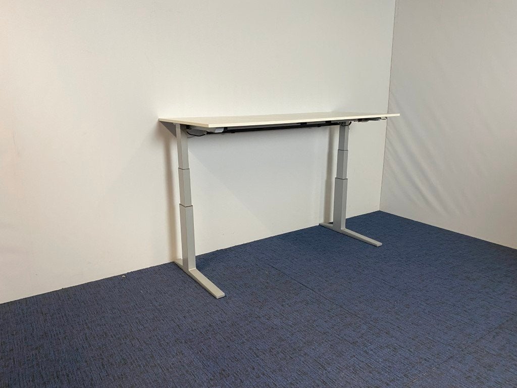 2 x Zit/sta bureau Bene (elektrisch), wit blad, 180 x 80 cm.