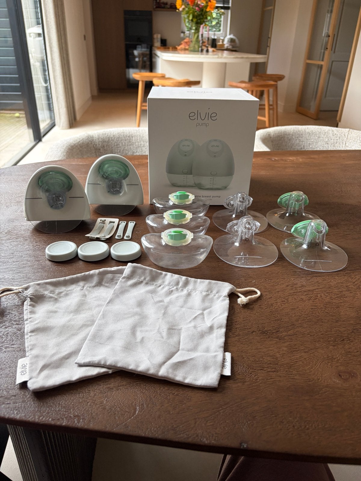 Elvie Pump dubbele draadloze borstkolf met accessoires, Kinderen en Baby's, Babyvoeding en Toebehoren, Ophalen, Gebruikt, Borstkolf