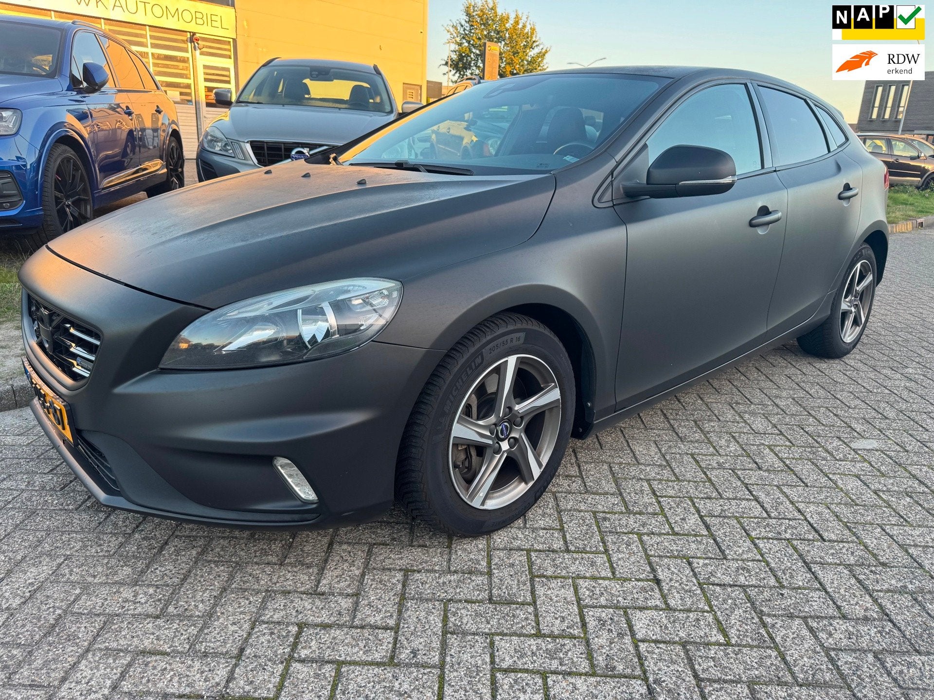 Volvo V40 2.0 D4 R-Design Business leer Harmon Kardon Garant, Auto's, Voorwielaandrijving, Dealer onderhouden, Gebruikt, Zwart