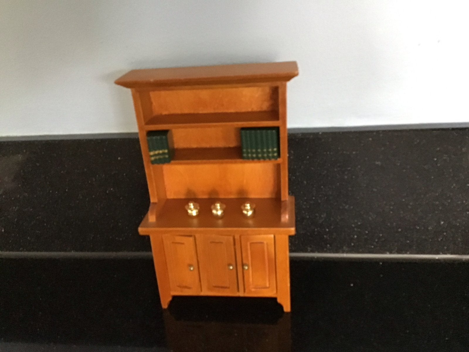 Miniatuur houten boekenkast/dressoir voor poppenhuis, Ophalen of Verzenden, Poppenhuis