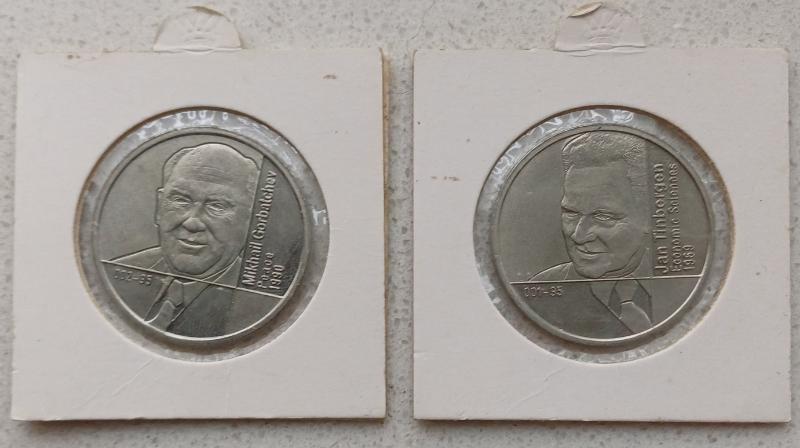 2 Medailles jan tinbergen en mikhal gorbatchev, Ophalen of Verzenden, Overige materialen, Nederland
