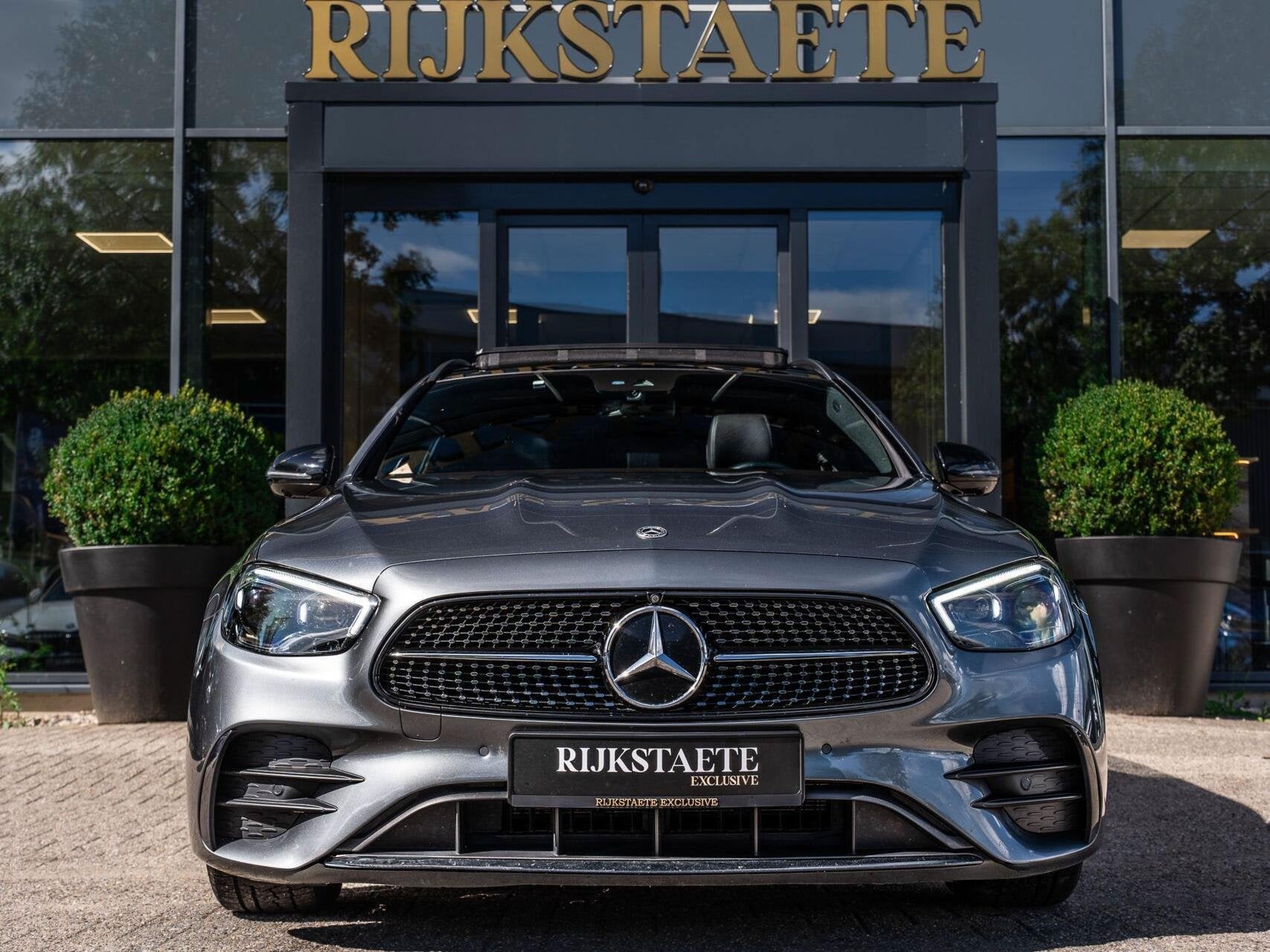 Mercedes E-klasse Estate E200 AMG Line|PANO|NAP|BURMESTER, Achterwielaandrijving, Gebruikt, 4 cilinders, Met garantie (alle)