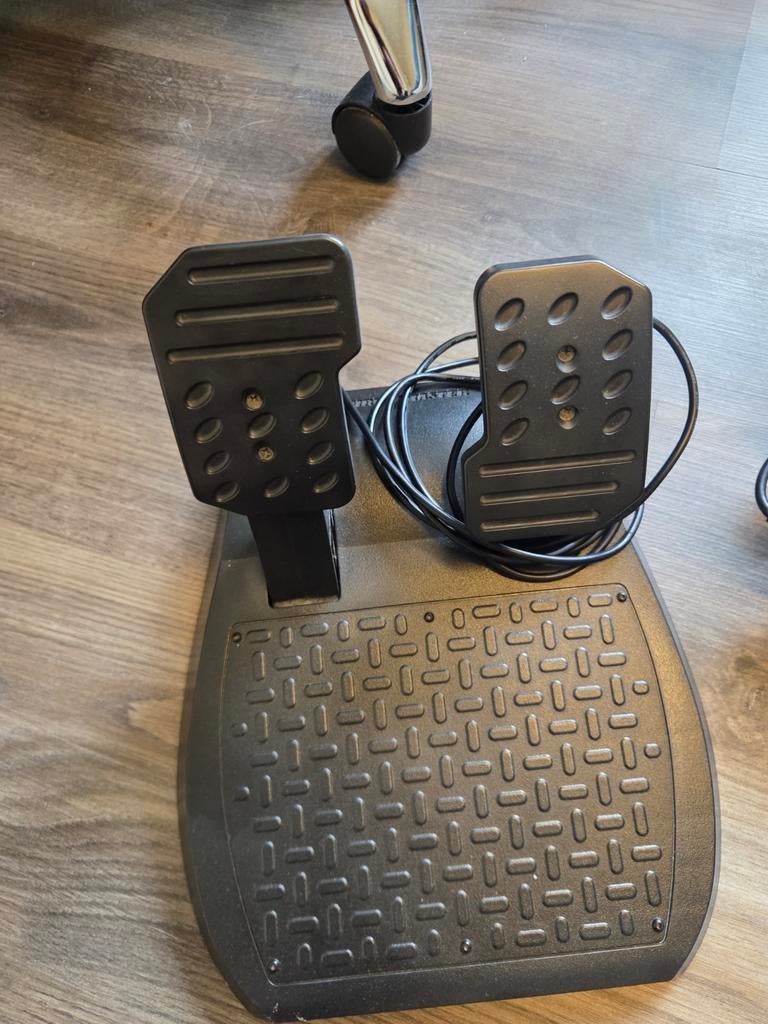 Thrustmaster t150 met pedaalen, kopeling en 2 race games, Ophalen, Zo goed als nieuw