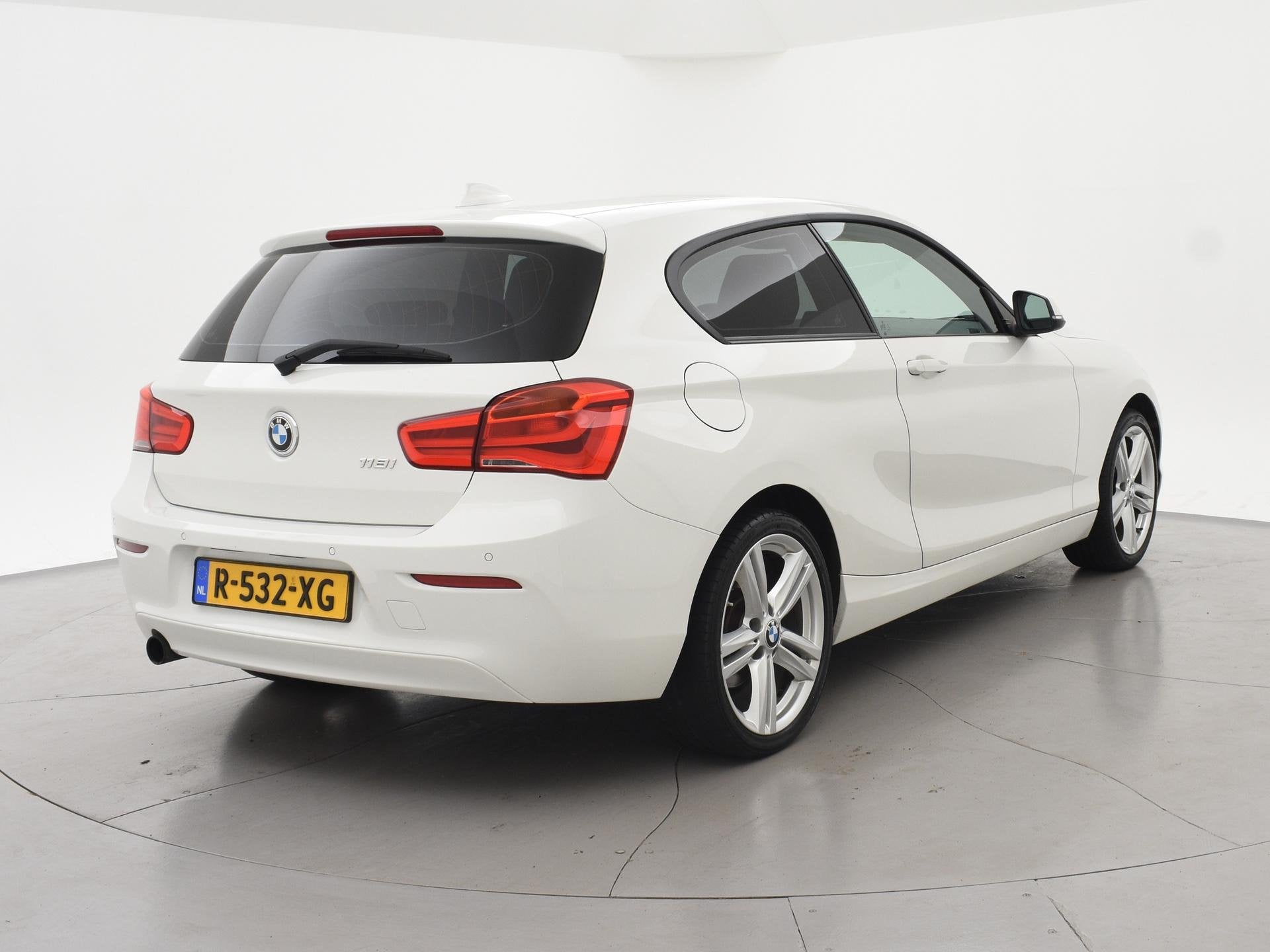 BMW 1-serie 118i 3-DEURS + LEDER | SPORTSTOELEN | STOELVERW., Auto's, 1-Serie, Gebruikt, Euro 6, Wit