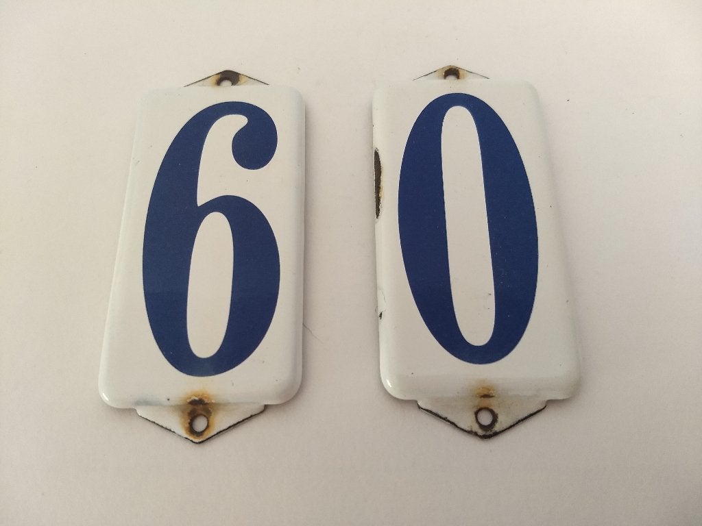 2 vintage emaille huisnummer bordjes, Antiek en Kunst, Ophalen