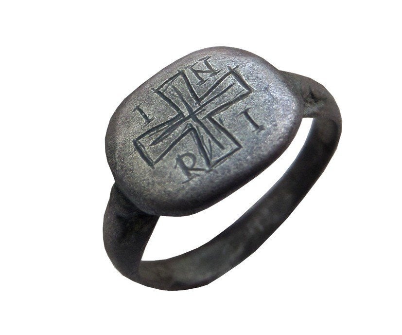 Bodemvondst Middeleeuws zilver ring Tempeliers kruis INRI, Antiek en Kunst, Verzenden, Zilver