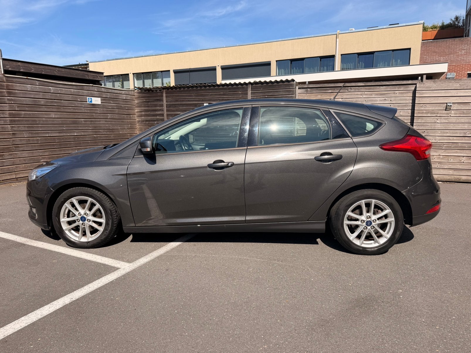 Ford Focus 1.0 Ecoboost 74KW 5D 2018 Grijs, Auto's, Stof, Zwart, 635 kg, 100 pk