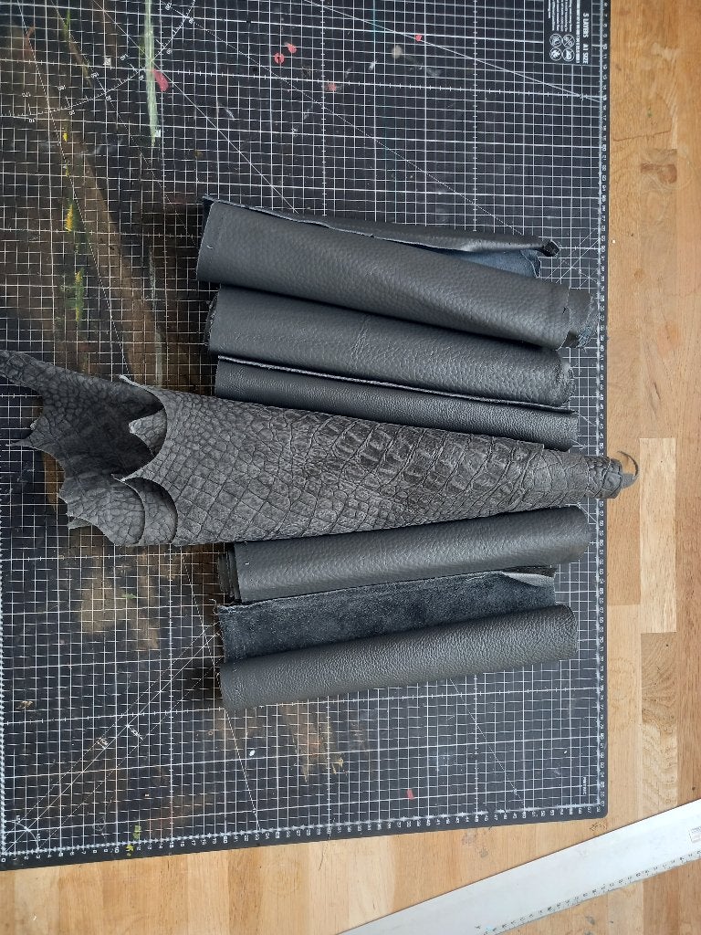 Antraciet leren lappen, krokoprint, groffe en fijne nerf, Hobby en Vrije tijd, Stoffen en Lappen, Bruin, Leer of Kunstleer, Ophalen of Verzenden