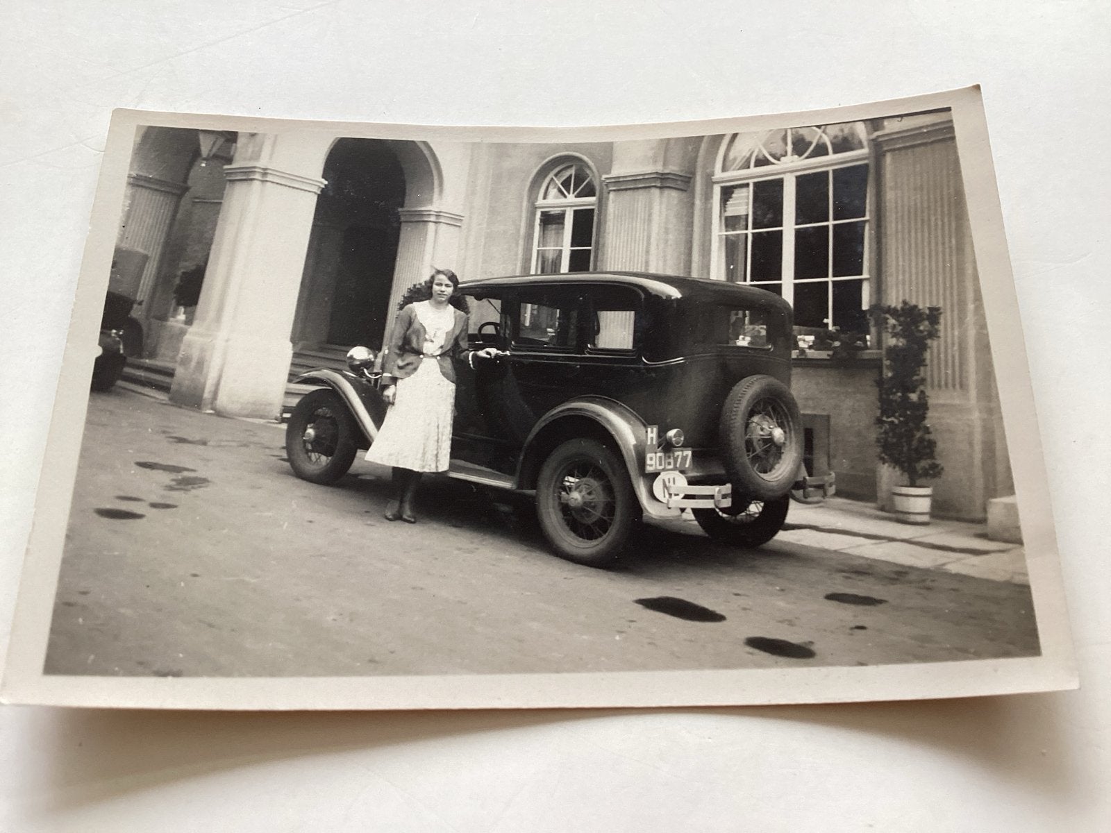 Auto Vrouw met klassieke auto voor gebouw 6x9 cm, Gebruikt, Foto, Ophalen of Verzenden, Gebouw