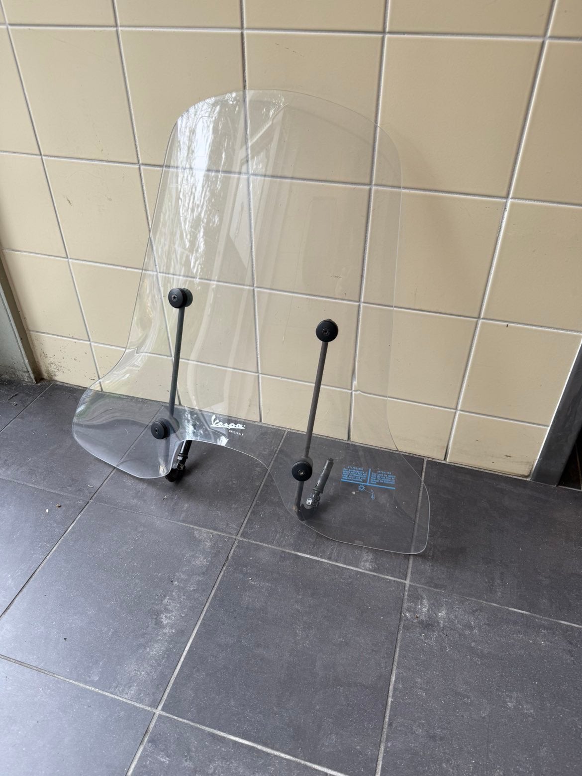 Gebruikte orginele Vespa hoge windscherm te koop aangeboden, Fietsen en Brommers, Brommeronderdelen | Scooters, Ophalen, Zo goed als nieuw