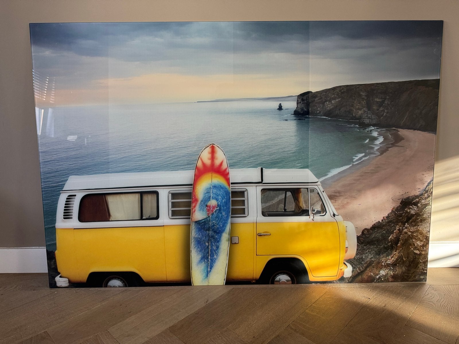 Acrylglas foto van Volkswagen busje aan het strand