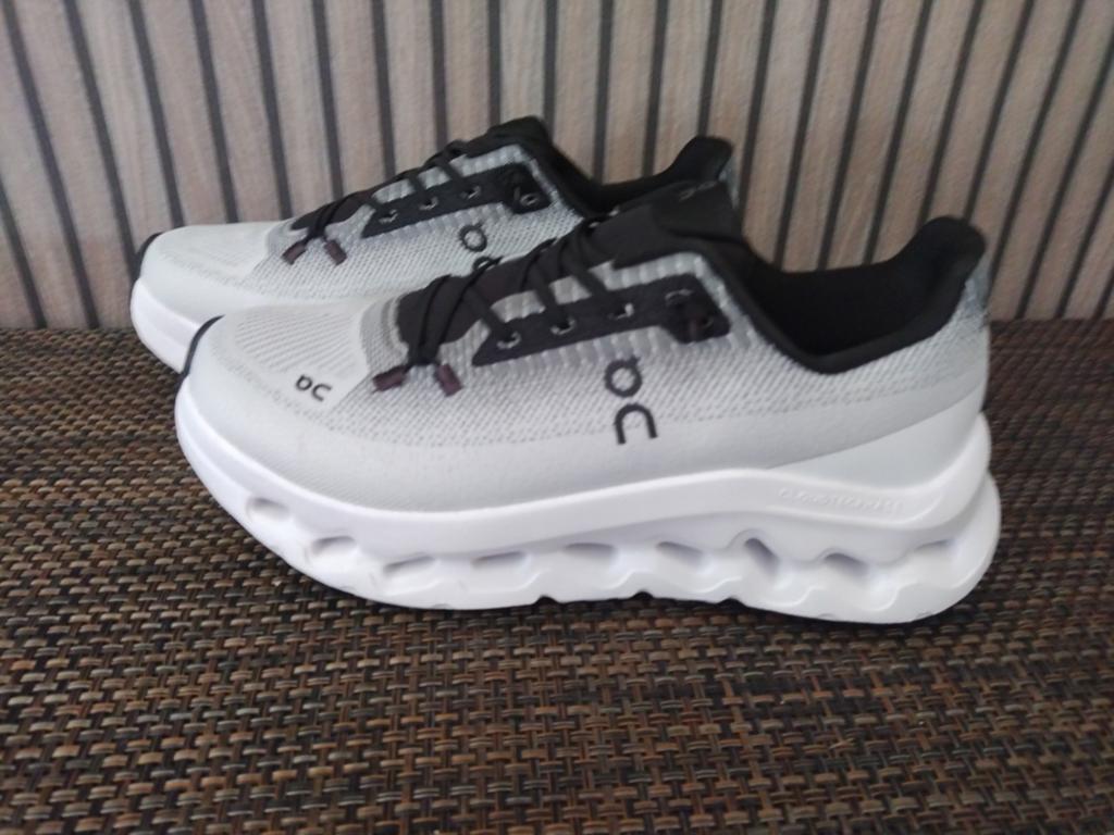On Cloudflyer hardloopschoenen, Kleding | Dames, Schoenen, Zo goed als nieuw, Sneakers of Gympen, Grijs, Ophalen of Verzenden