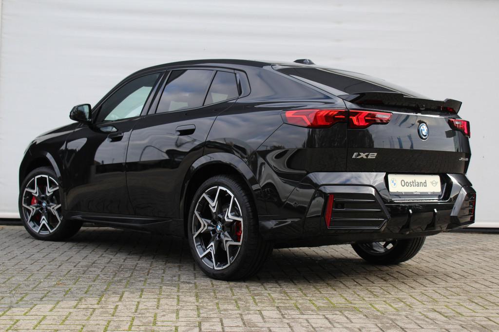 BMW iX2 xDrive30 M Sport / Panoramadak / Trekhaak / Sportsto, Auto's, BMW, Automaat, IX2, Zwart, Zwart