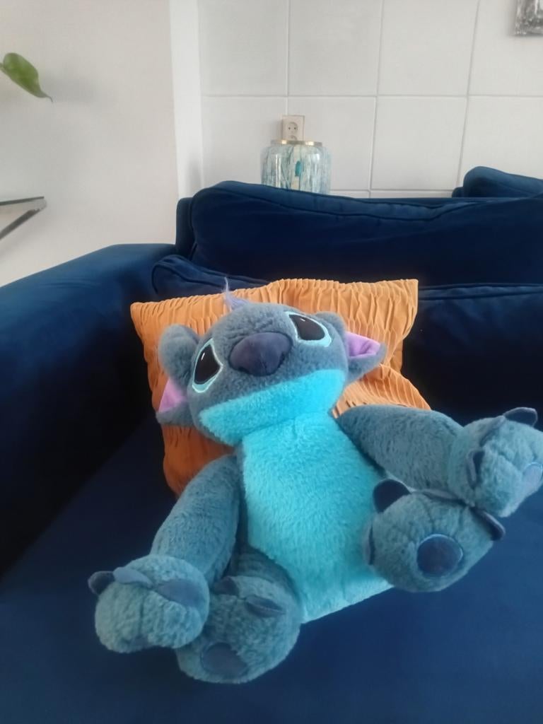 stitch knuffel  is bijna nieuwe 1 keer gebruikt bij verjaa.., Ophalen of Verzenden, Overige typen