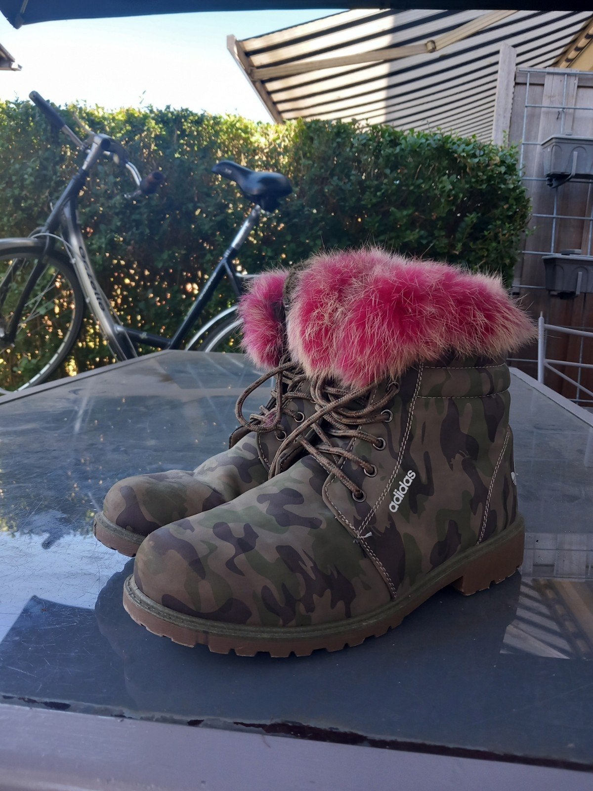 Adidas camouflage laarzen met roze bont voor dames maat 41, Ophalen, Adidas, Lage of Enkellaarzen, Gedragen
