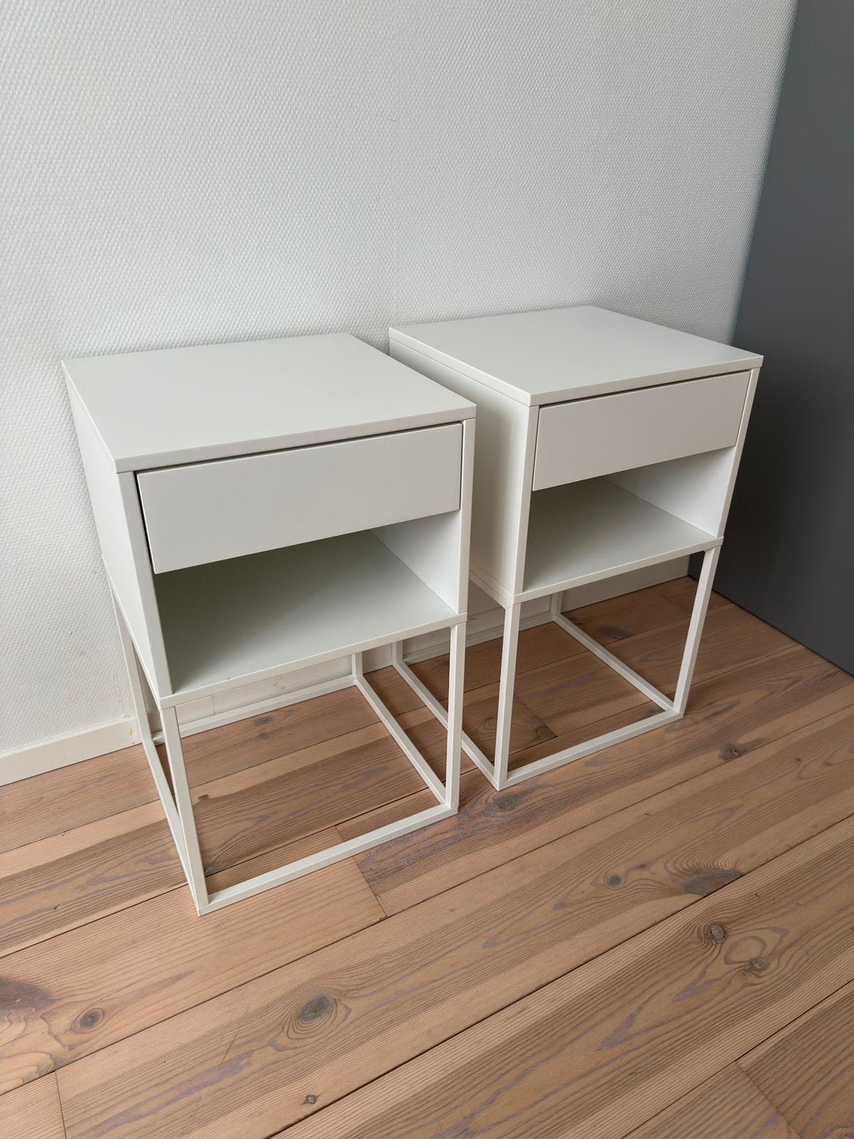 2x Ikea Vikhammer nachtkastje wit - 40x39, Ophalen, Zo goed als nieuw, Minder dan 45 cm