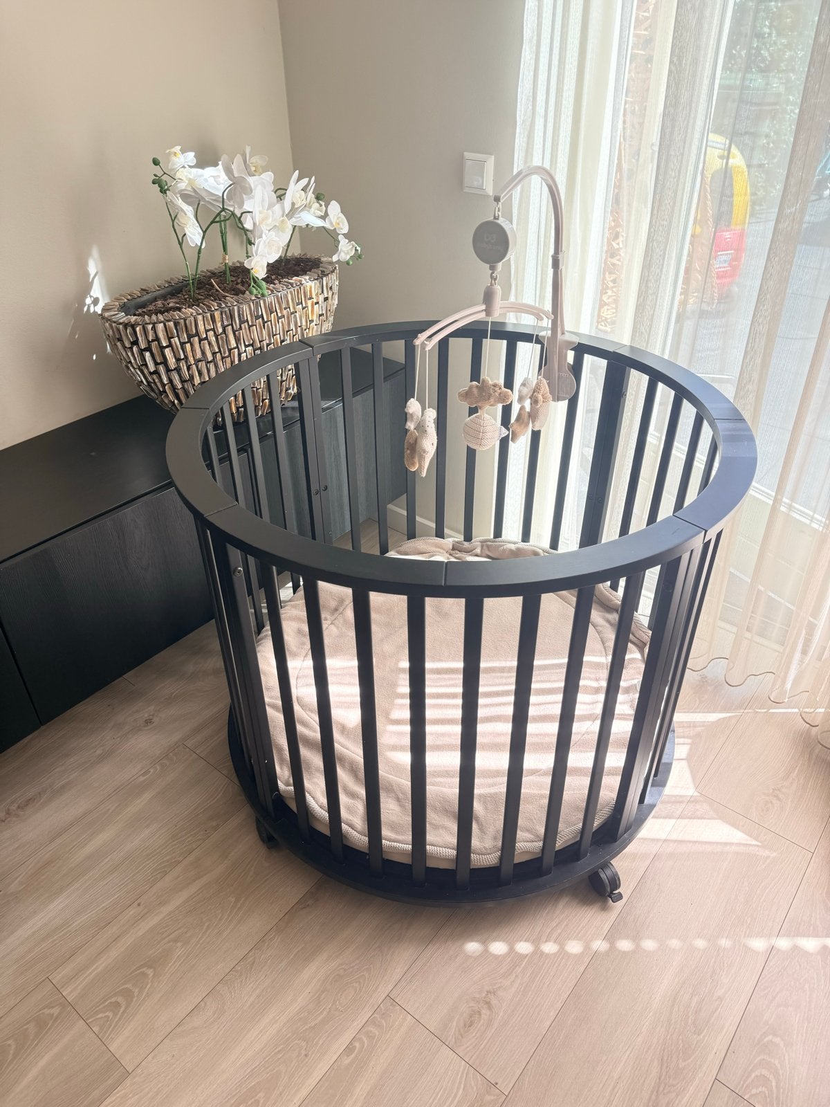 Zwarte ronde baby box met matras en boxkleed, Kinderen en Baby's, Boxen, Ophalen, Zo goed als nieuw, Rond, In hoogte verstelbaar