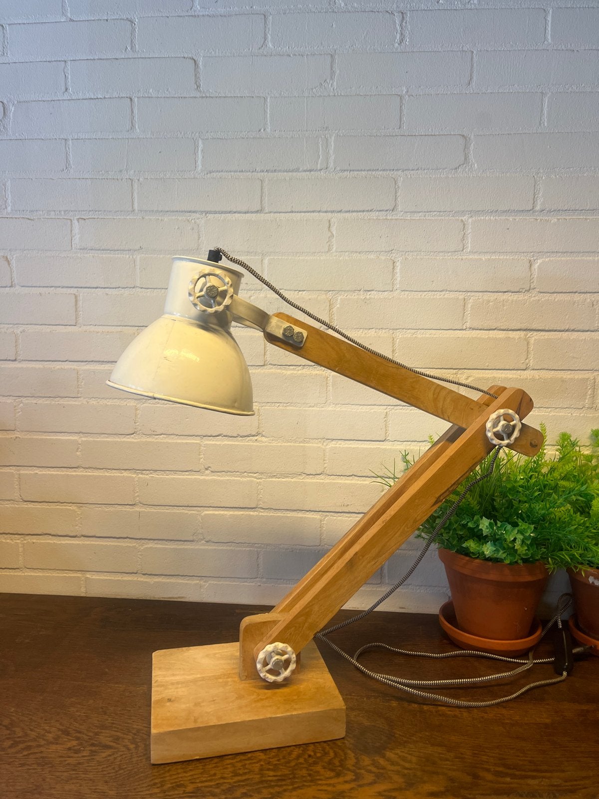 Vintage Bureaulamp met Houten Arm en Witte Kap, Huis en Inrichting, Lampen | Tafellampen, Gebruikt, Wit, Industrieel, Hout
