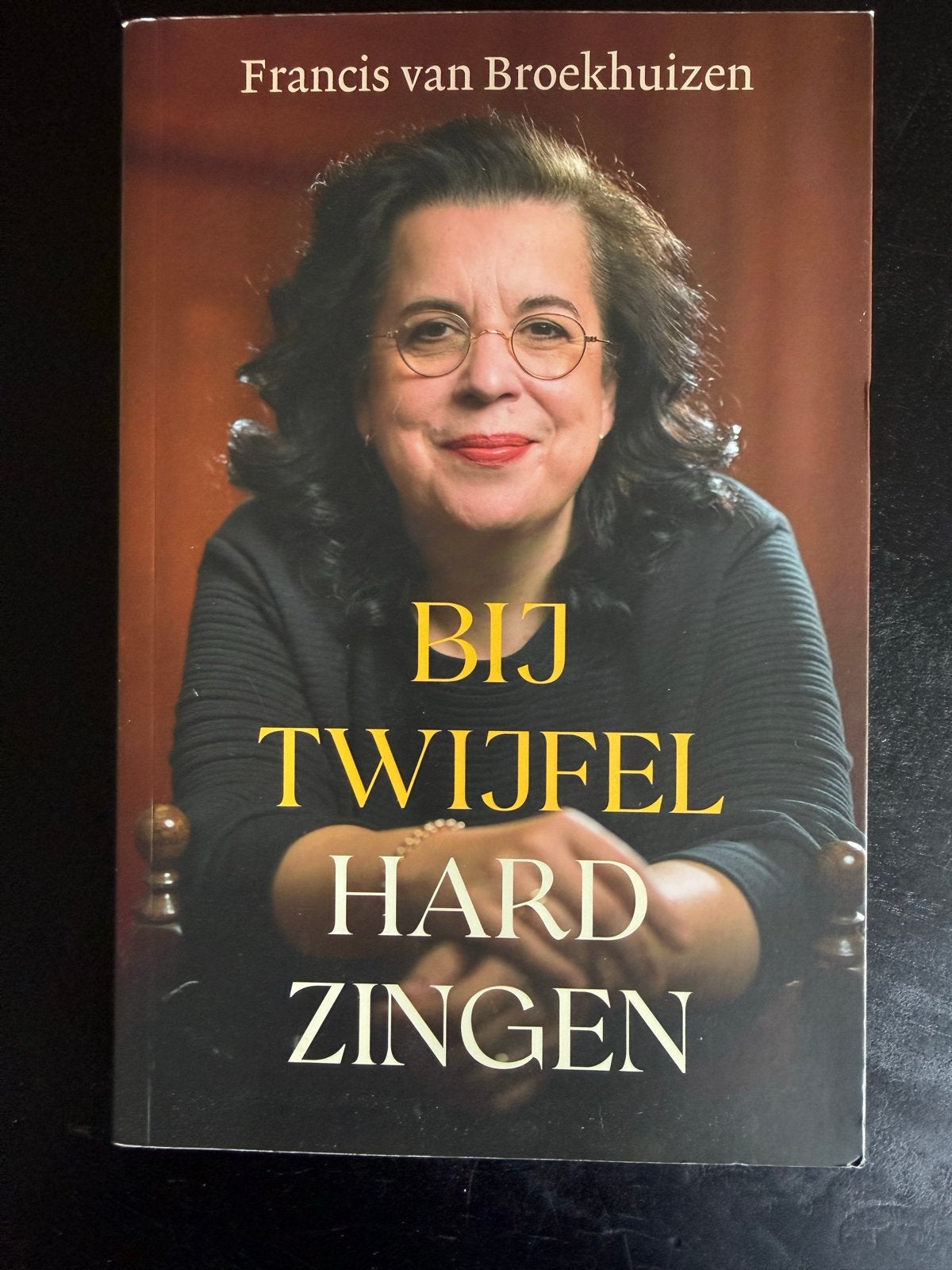 Bij Twijfel Hard Zingen - Francis van Broekhuizen, Ophalen of Verzenden, Zo goed als nieuw, Kunst en Cultuur