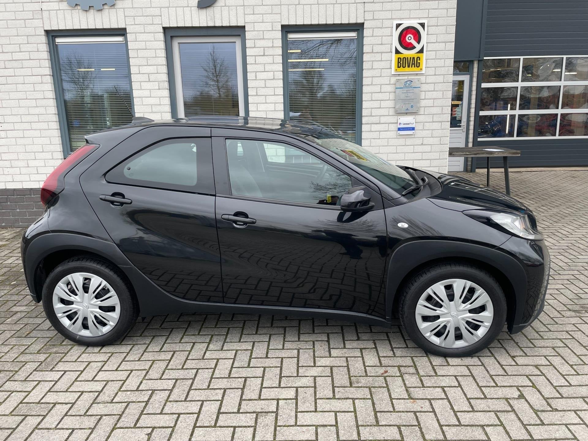 Toyota Aygo X 1.0 VVT-i S-CVT Play / Camera / Telefoon / Ada, Auto's, Stof, Gebruikt, 4 stoelen, Zwart