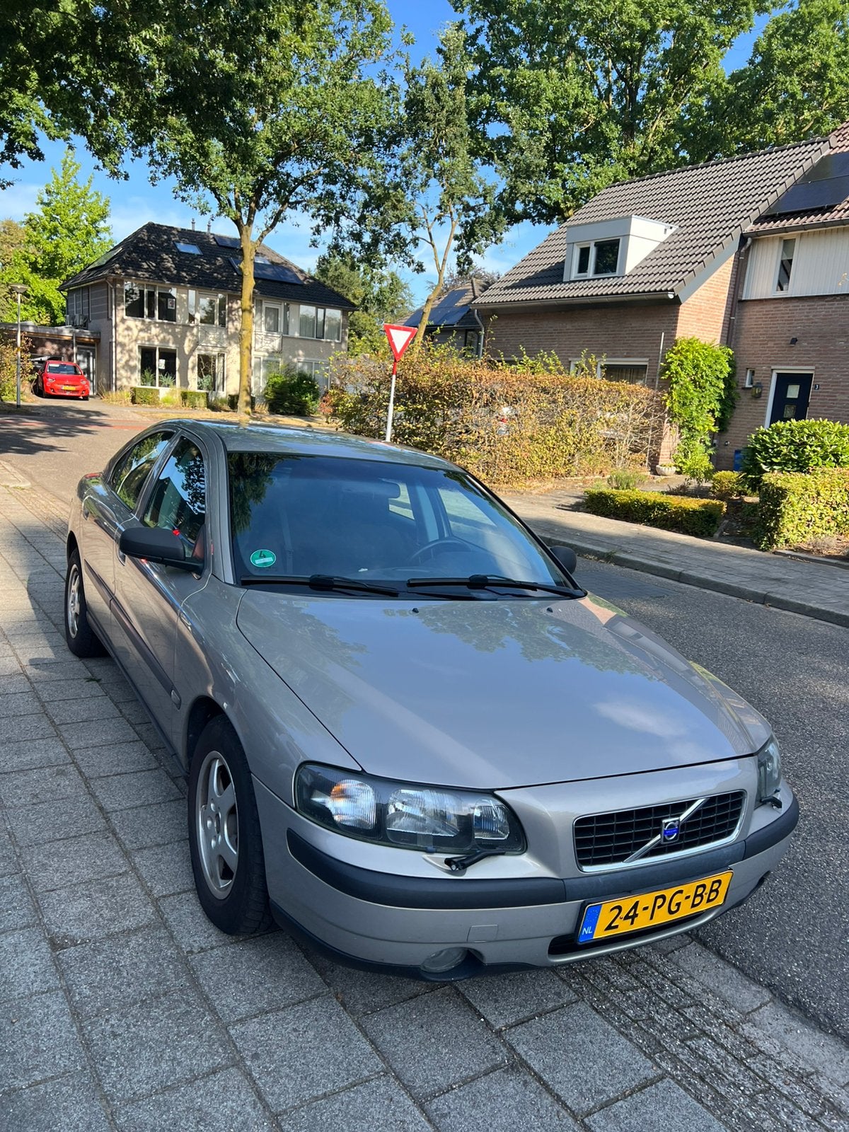 Volvo S60 2.4 140PK AUT APK 16-6-2027 NWE DISTRIBUTIESET, Auto's, Volvo, Stof, Zwart, S60, Beige
