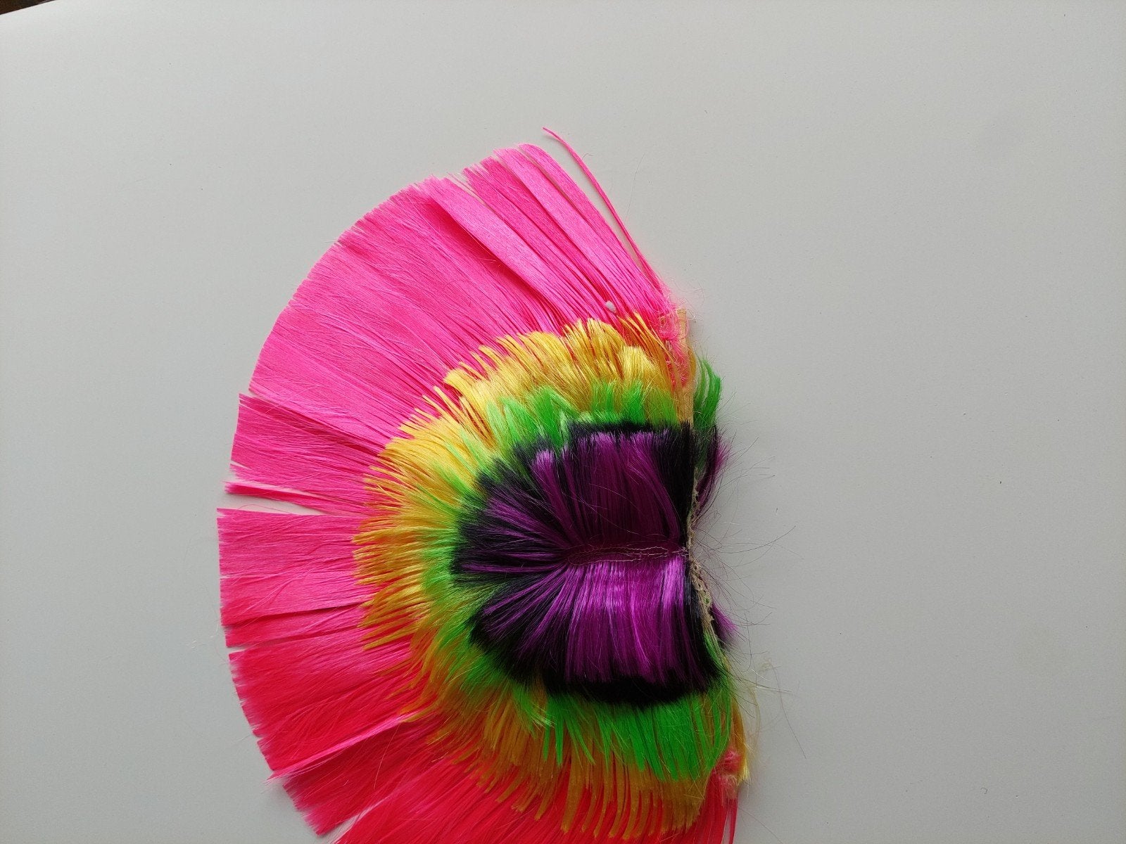 Opvallende hanenkam pruik - Neon kleuren, Ophalen of Verzenden, Zo goed als nieuw, Carnaval, Accessoires
