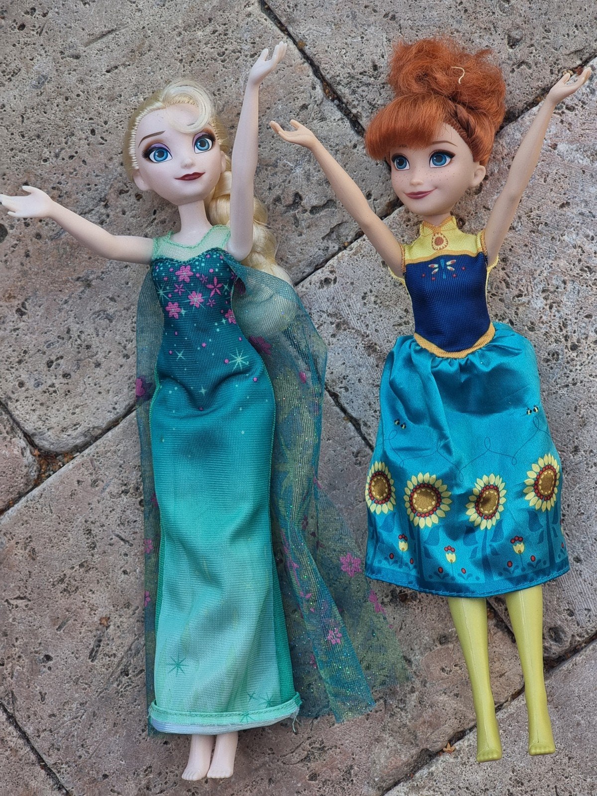 Disney Frozen Elsa en Anna poppen met extra jurkje, Ophalen of Verzenden, Zo goed als nieuw