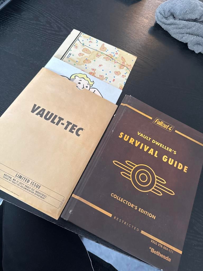 Fallout 4 Vault Dweller’s Survival Guide Inclusief Vault Ma, Ophalen of Verzenden, Zo goed als nieuw, 1800 tot 2000, Landkaart
