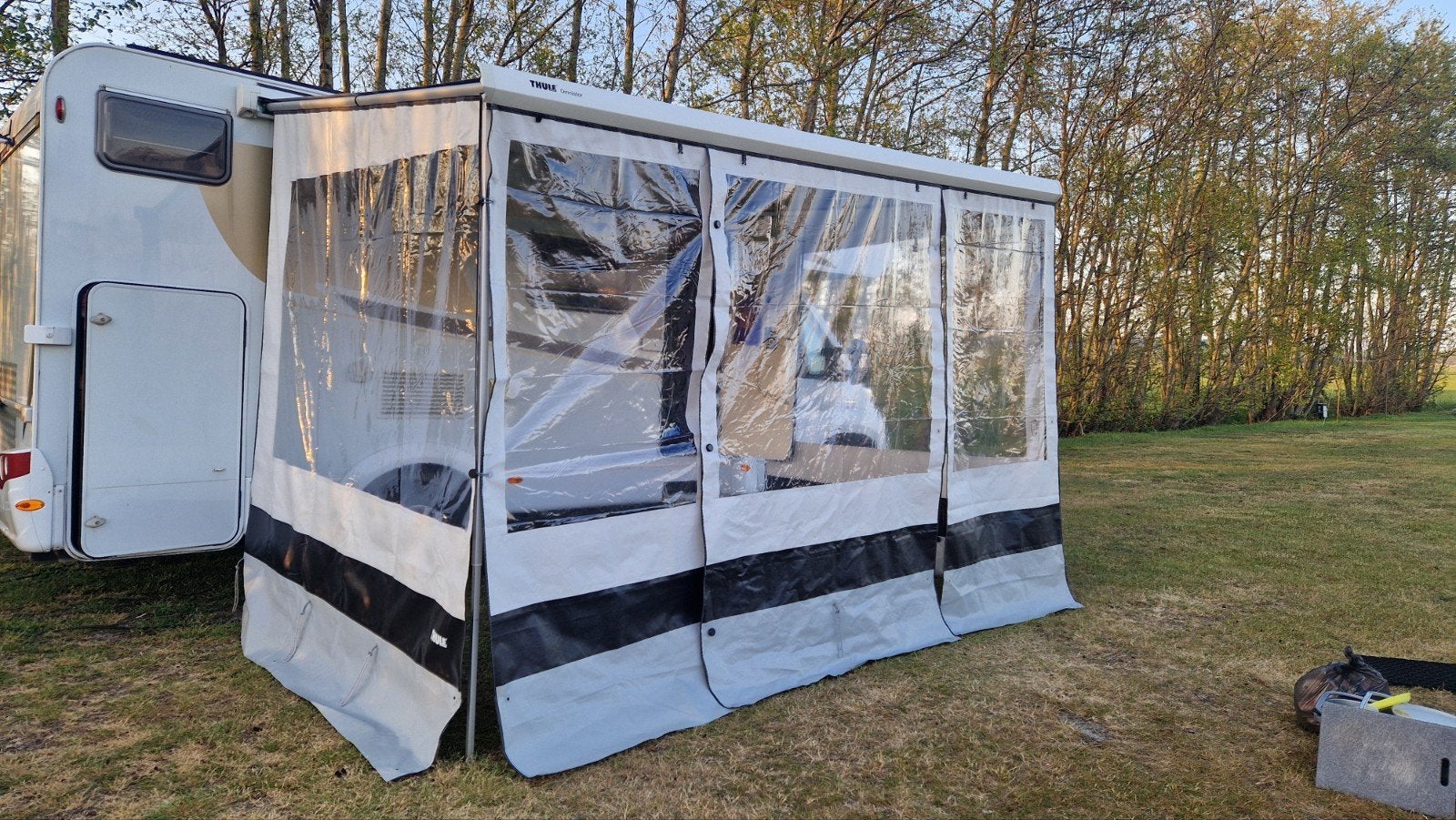Thule Rain Blocker G2 wanden: voor en zij, Ophalen