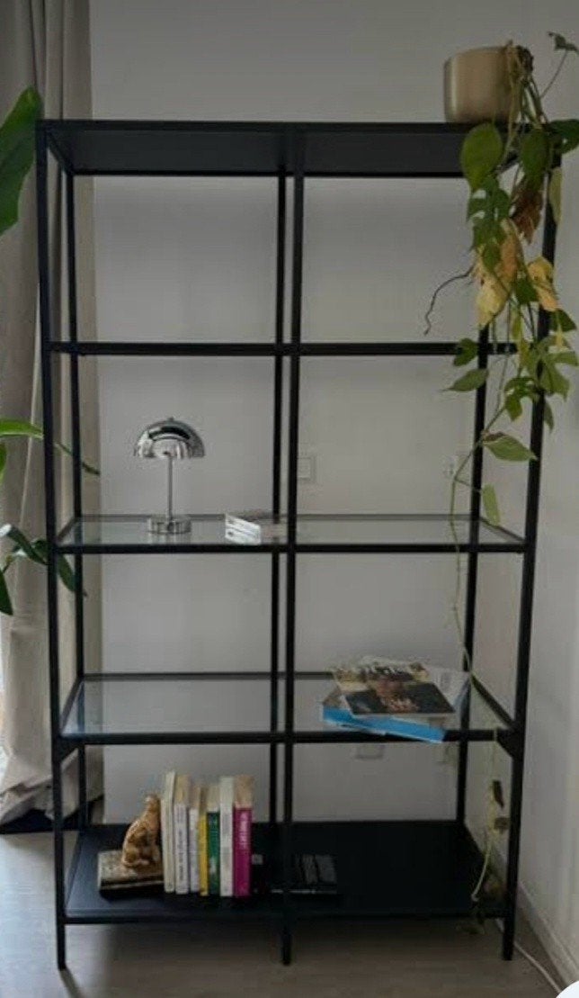 IKEA VITTSJÖ Stellingkast zwartbruin/glas, Ophalen, Met plank(en), Gebruikt, Modern, Industrieel