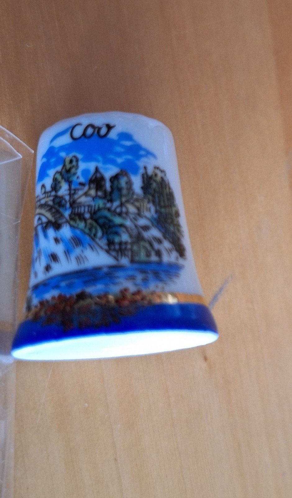 Vingerhoedje Coo met waterval en landschap, Verzamelen, Vingerhoedjes, Ophalen of Verzenden, Zo goed als nieuw, Porselein, Buitenland