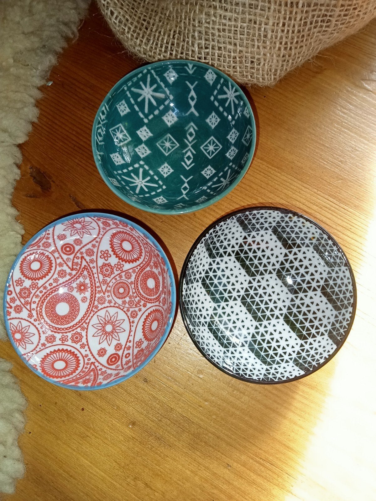 3 fleurige keramieken  tapas schaaltjes/ kommetjes, Ophalen of Verzenden, Aardewerk, Overige stijlen, Kom(men)