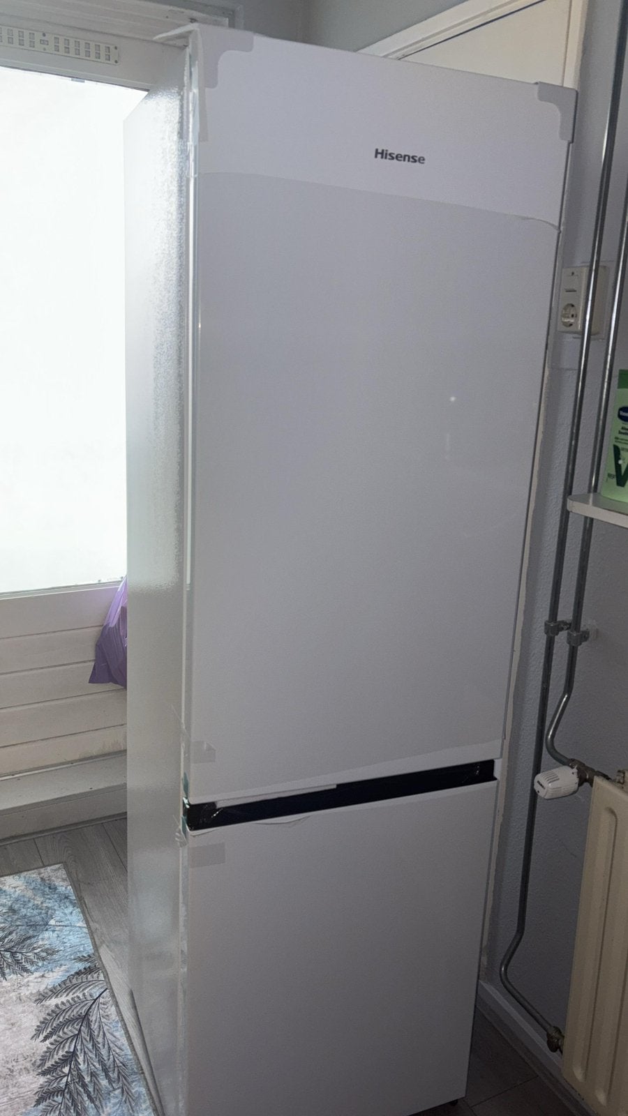 Hisense Total No Frost Koel-vriescombinatie 6 maanden oud, Witgoed en Apparatuur, Ophalen, 200 liter of meer, Met aparte vriezer