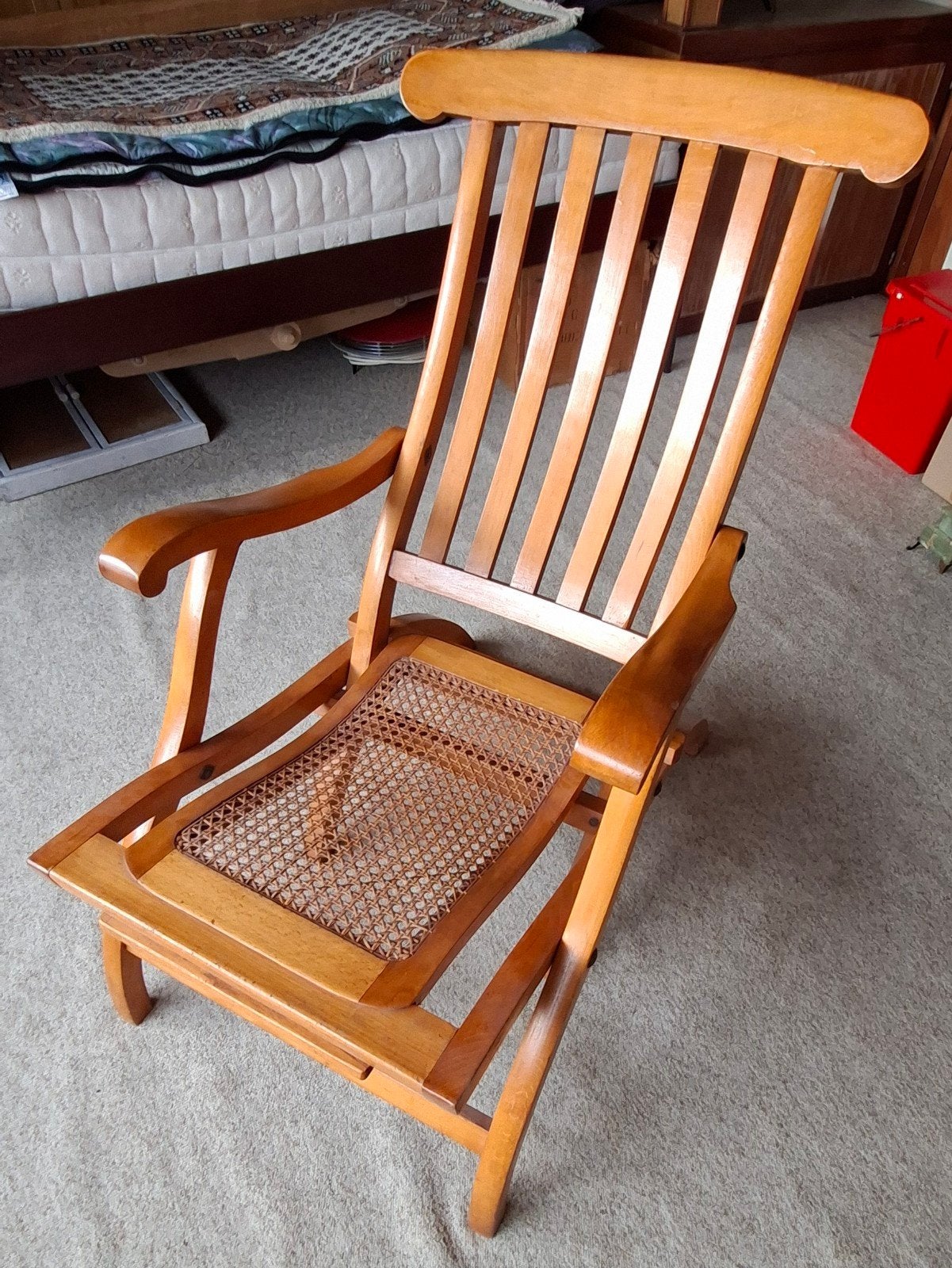 Vintage houten ligstoel met rieten zitting en voetensteun, Ophalen of Verzenden