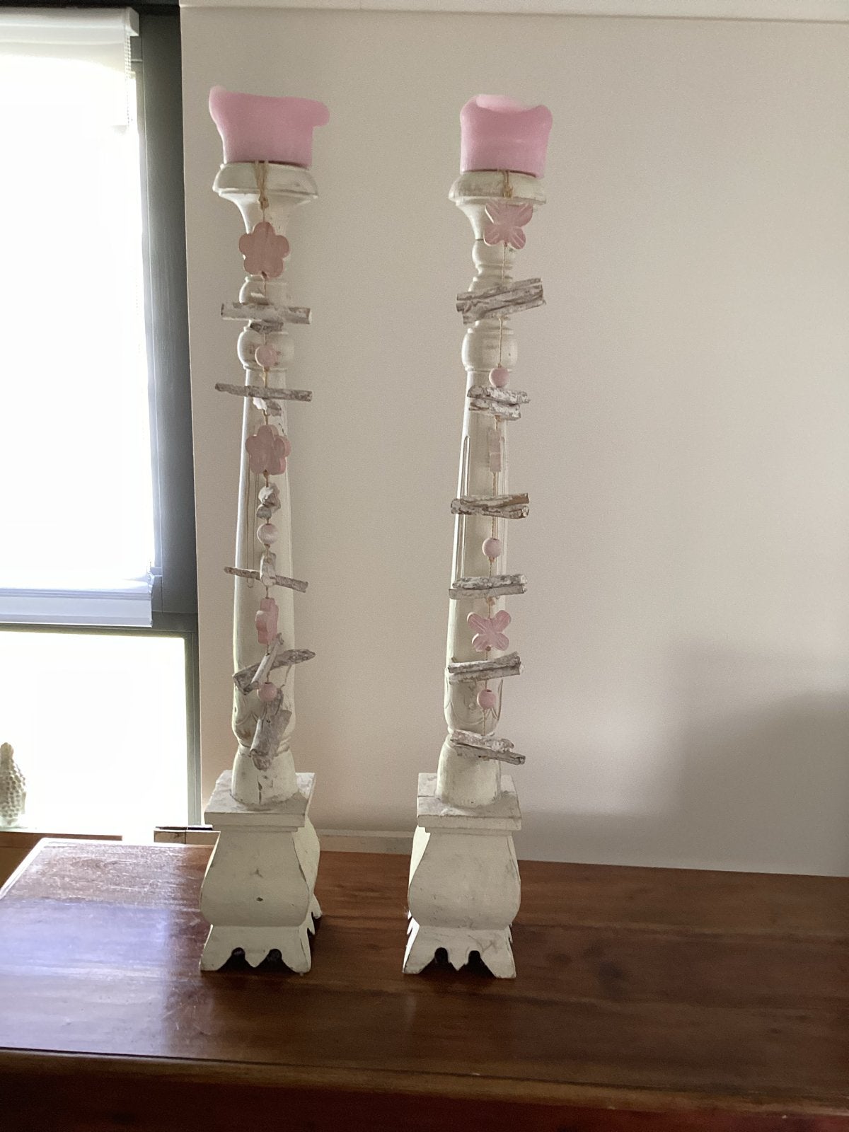 2 Grote Houten Kandelaars met Roze Decoratie en Kaarsen, Ophalen, Overige materialen