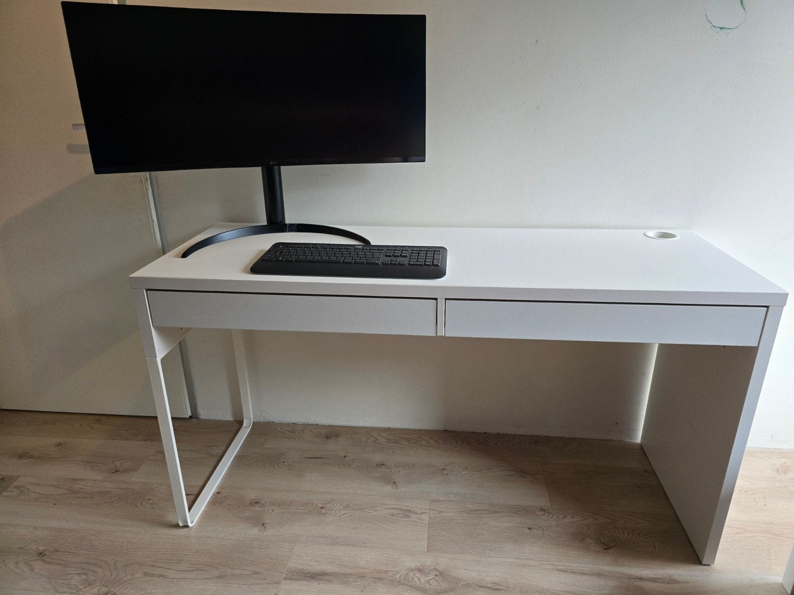 IKEA Micke Bureau, 2 lades, wit, 142x50 cm. new € 129,-, Ophalen, Gebruikt, Spaanplaat of MDF, IKEA