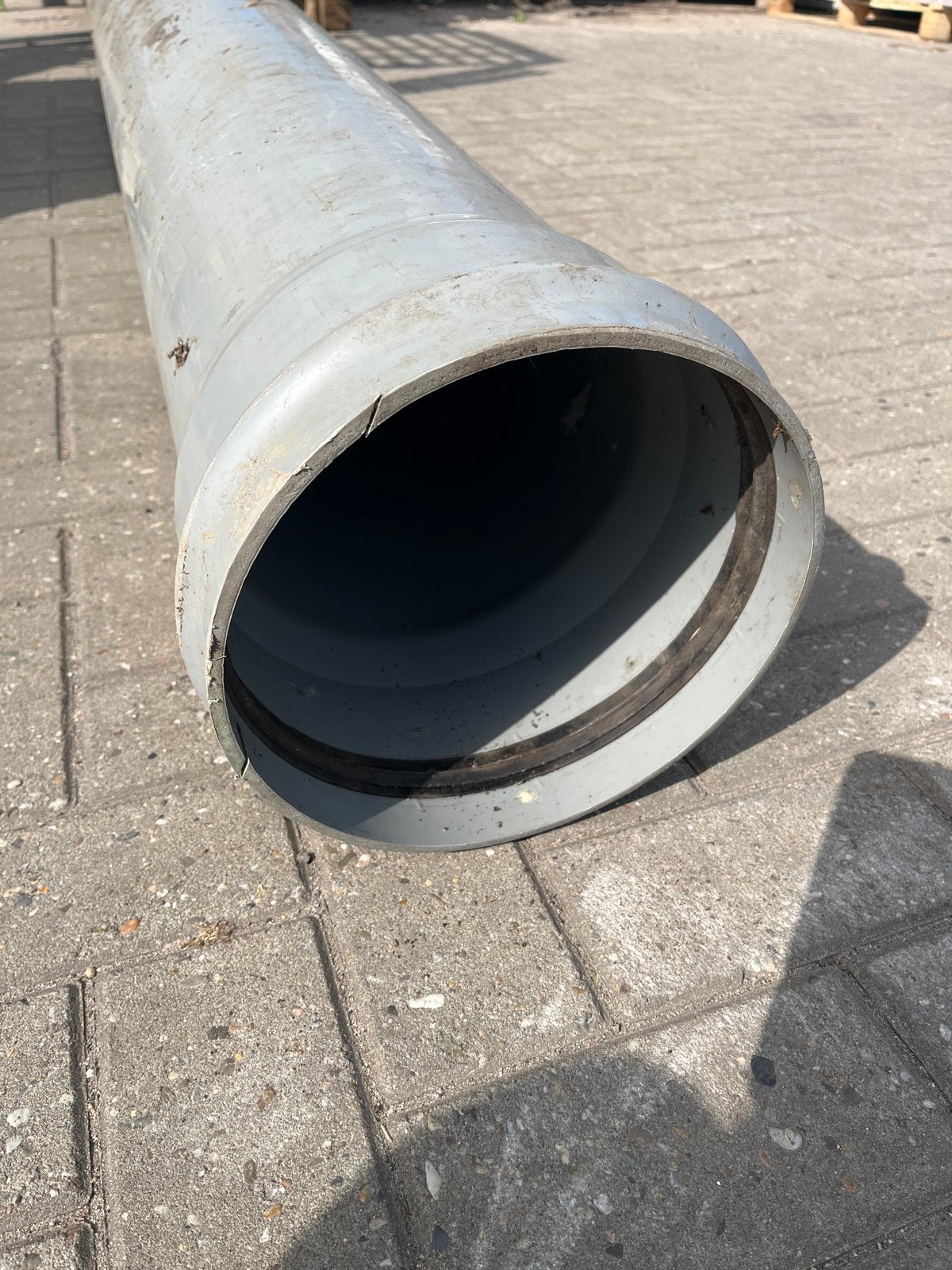 2x PVC afvoerbuis 4,5m1 rond 250mm (1 met mofschade), Doe-het-zelf en Verbouw, Ophalen, Gebruikt, Pvc, 4 tot 6 meter