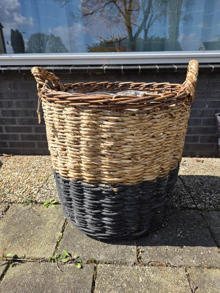 Grote rietenmand (bloembak), Tuin en Terras, Bloembakken en Plantenbakken, Zo goed als nieuw, Overige materialen, Binnen, 30 tot 60 cm