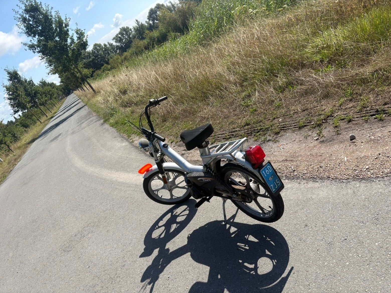 Mooie brommer met defecte voorrem, Gebruikt, Tomos, Maximaal 45 km/u, Ophalen of Verzenden