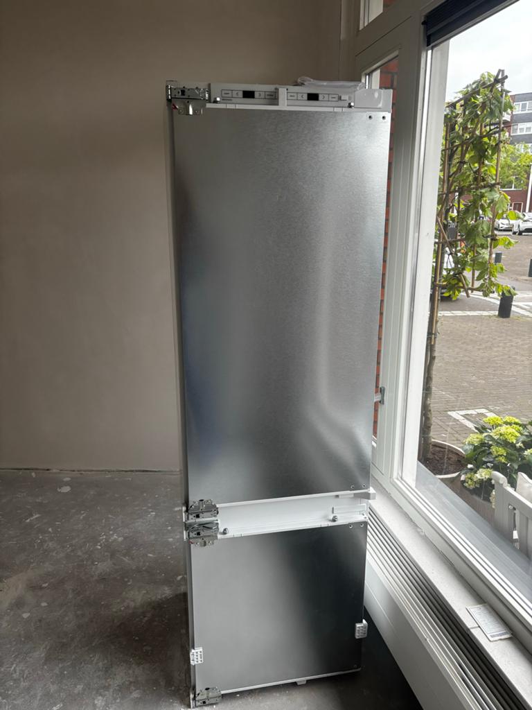 Bosch KIS87EDD0 Koel-vriescombinatie - Nieuwstaat, Ophalen, 200 liter of meer, 60 cm of meer, Met aparte vriezer
