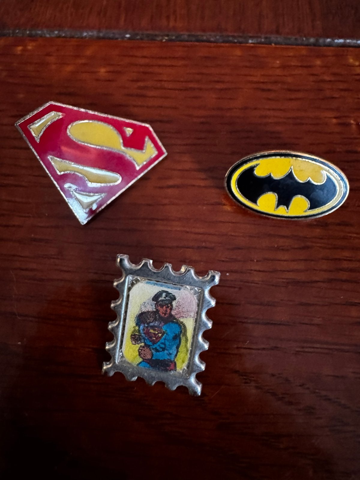 Superman & Batman pins en Superman speldje, Ophalen of Verzenden, Zo goed als nieuw, Figuurtje, Speldje of Pin