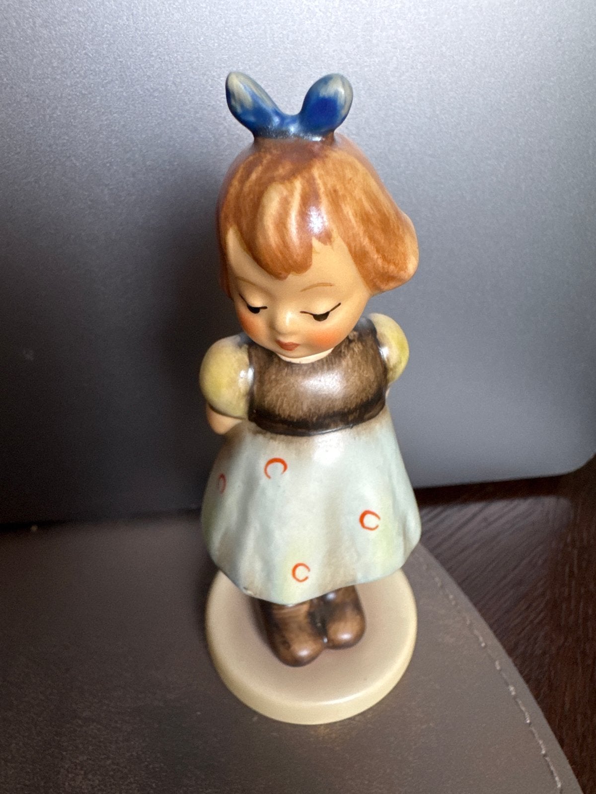 Vintage Hummel beeldje - Meisje met strik, Verzamelen, Ophalen of Verzenden, Zo goed als nieuw, Hummel